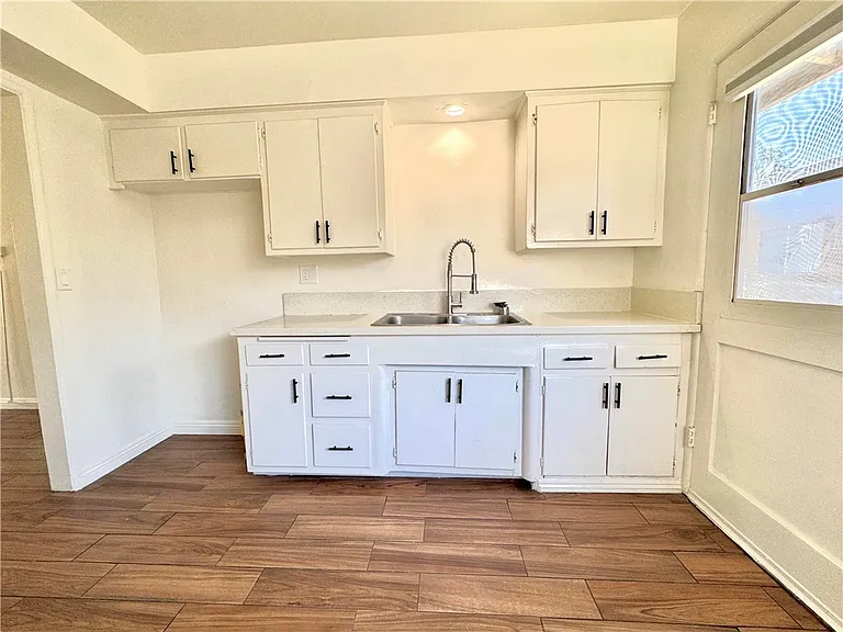 233 S Baldwin Ave #D — Photo 7