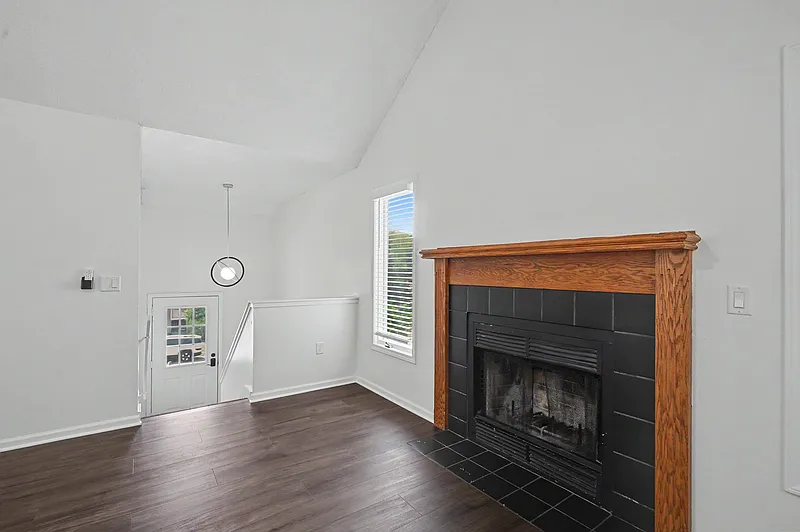 3 bed, 3.0 bath, 1600 sqft, $2,150 — Photo 4
