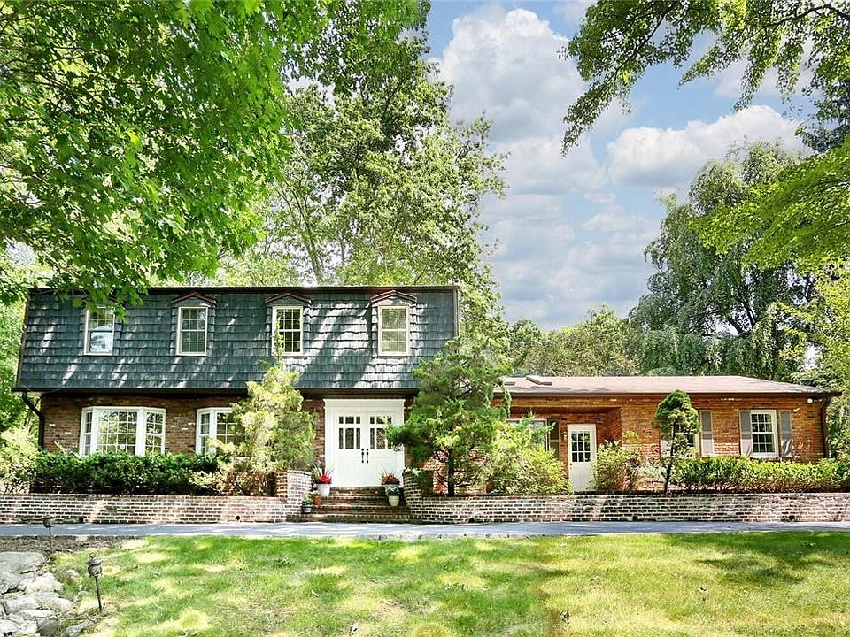 1st image of 18 Stonehedge Drive