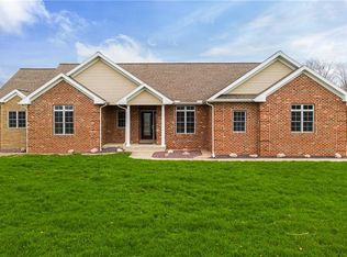 12 Fairway Ln, Charleston, IL 61920