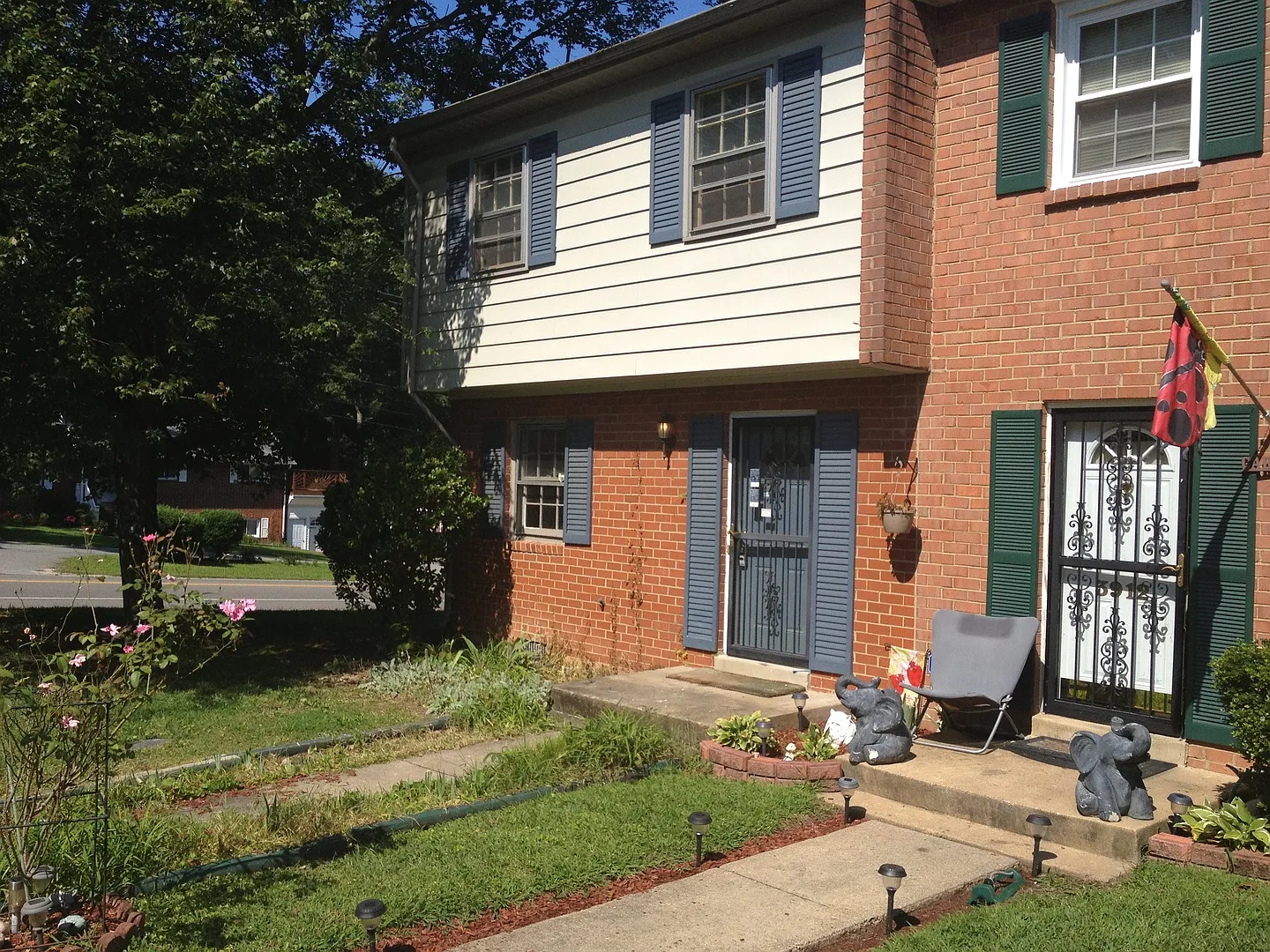 4 Bedroom Townhouse - Chesterfield — Photo 1