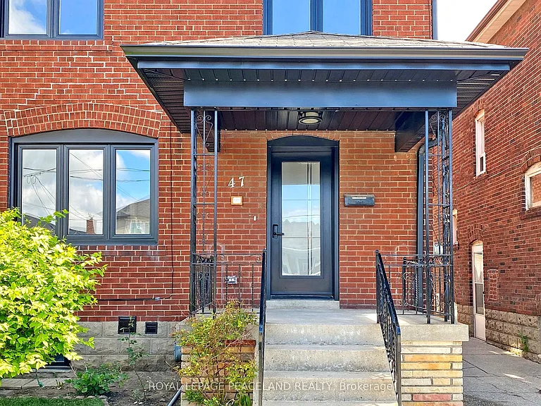 47 Chamberlain Ave — Photo 2