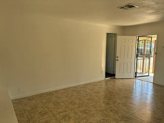 2 bed, 900 sqft, $1,750 — Photo 2