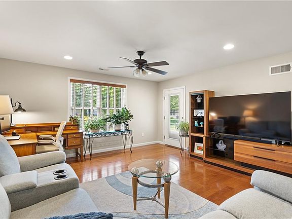 5th image of 1604 Village Green Cir