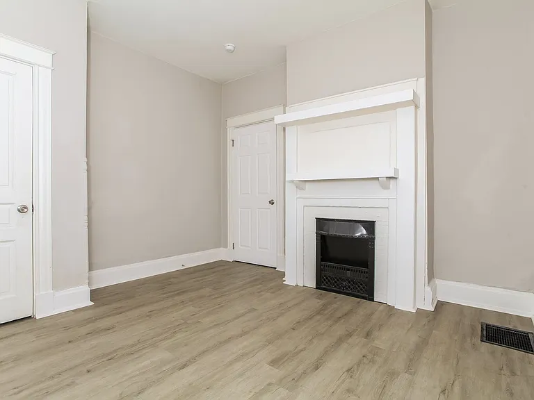 155352_020_living_room_13449414.jpg