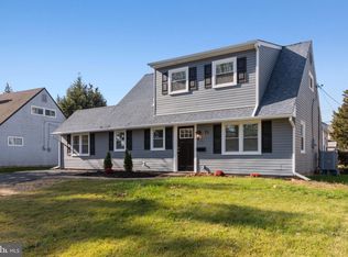 15 Nutmeg Ln, Levittown, PA 19054