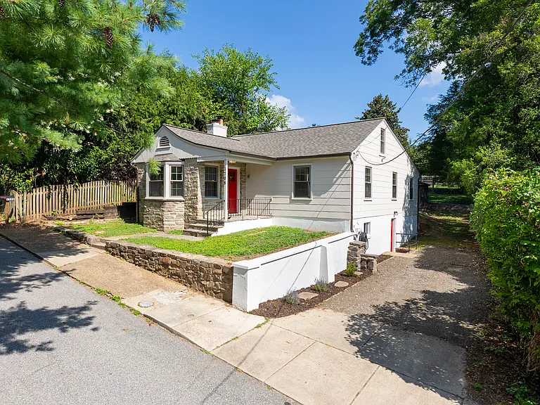 1708 Willow Ave — Photo 4