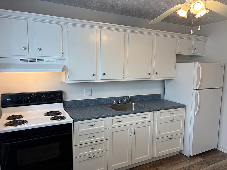 104 W Pulteney St #105 — Photo 2