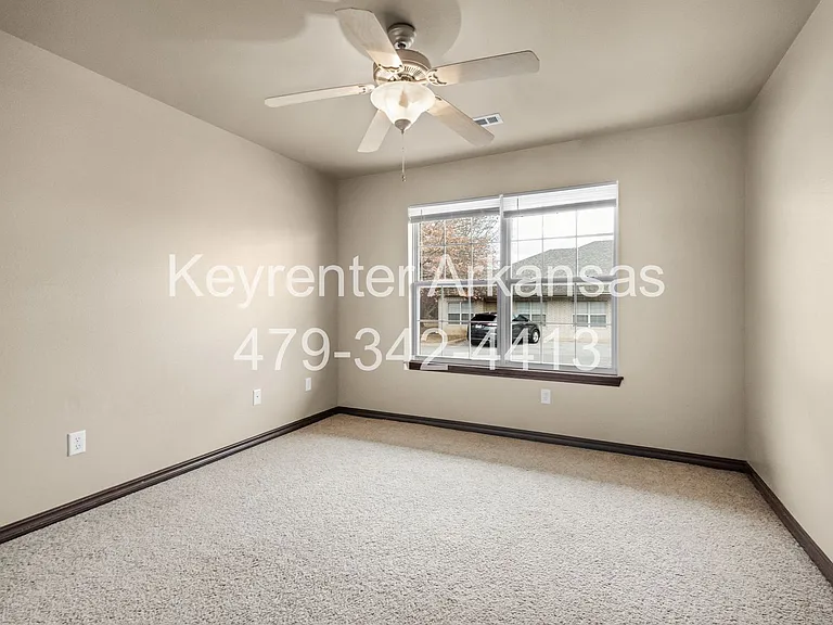 1270 N Trinity Dr — Photo 18