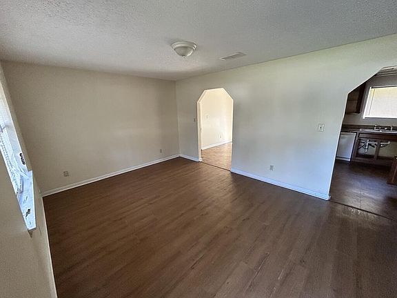 2nd image of 614 Arrowhead Ln