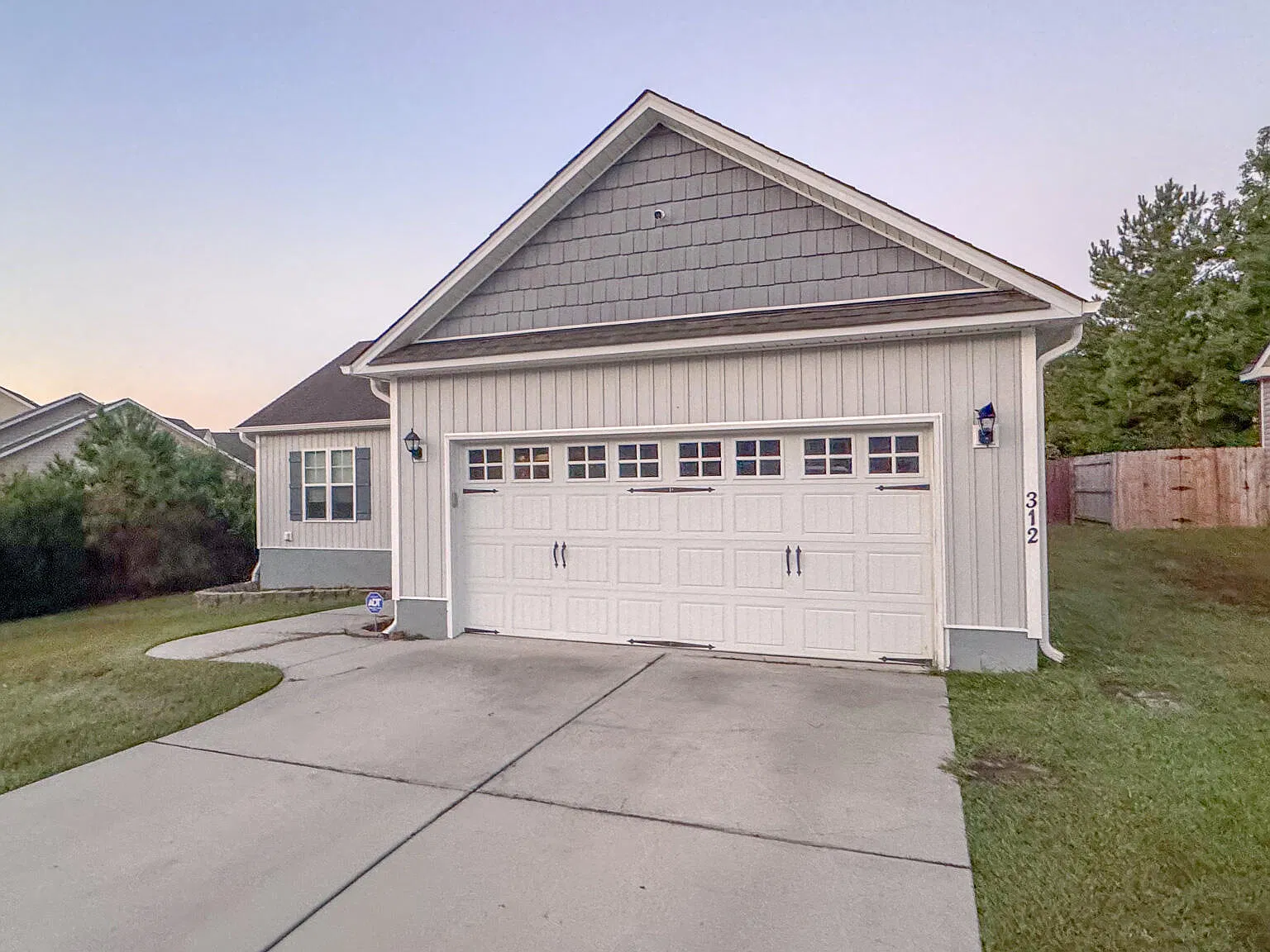 3 bed, 2.0 bath, 1306 sqft, $1,825 — Photo 3