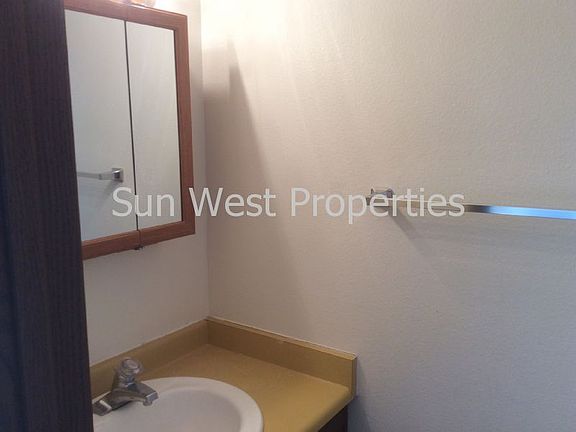 5th image of 1601 Farmington Ave APT 3