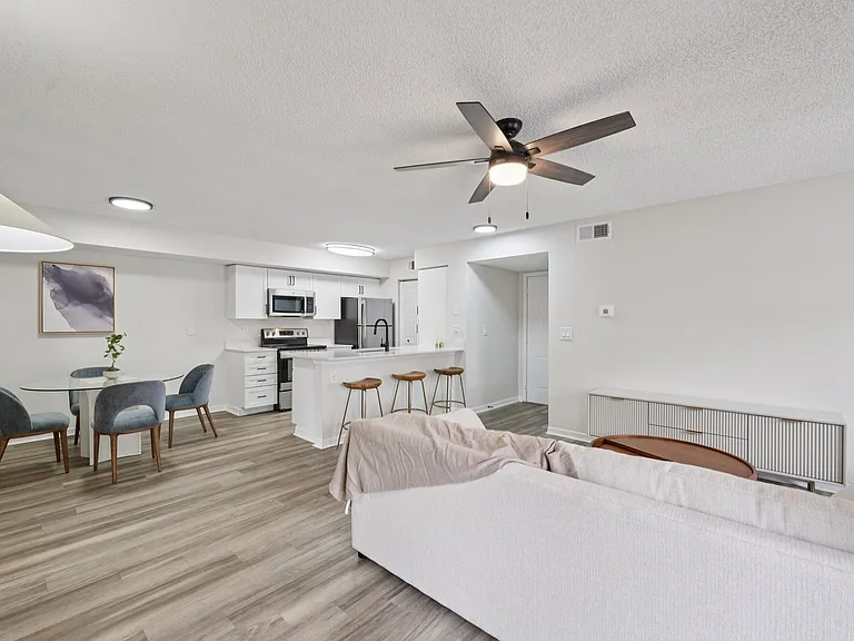 Oasis Naples Apartments — Photo 9