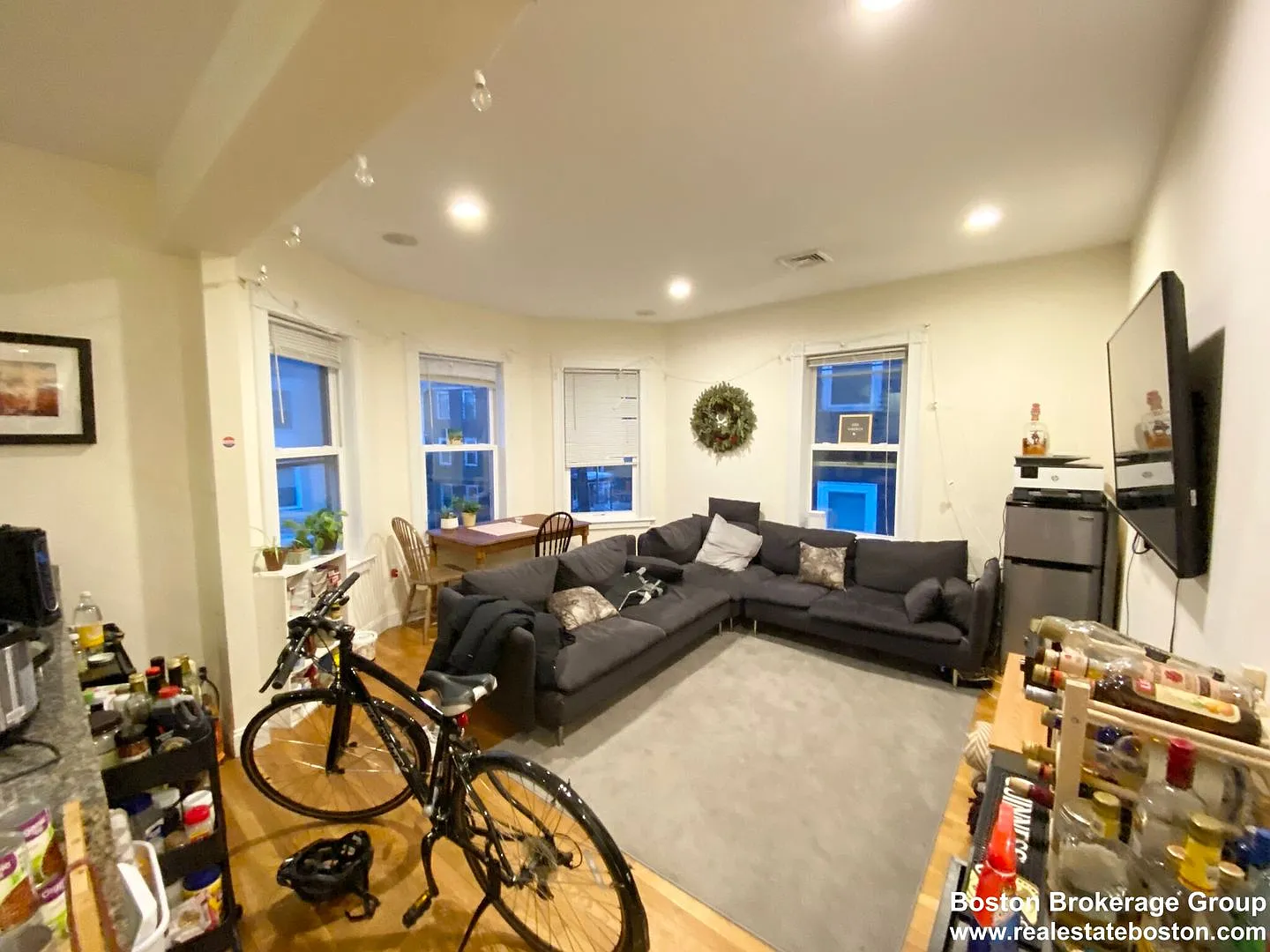 Super Renovated Apt Near NEU! Laundry in Unit, Spacious and Sunny! — Photo 2