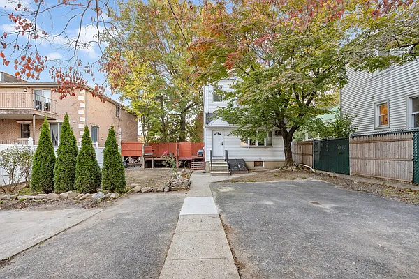 Sold by RE MAX Team | media 3