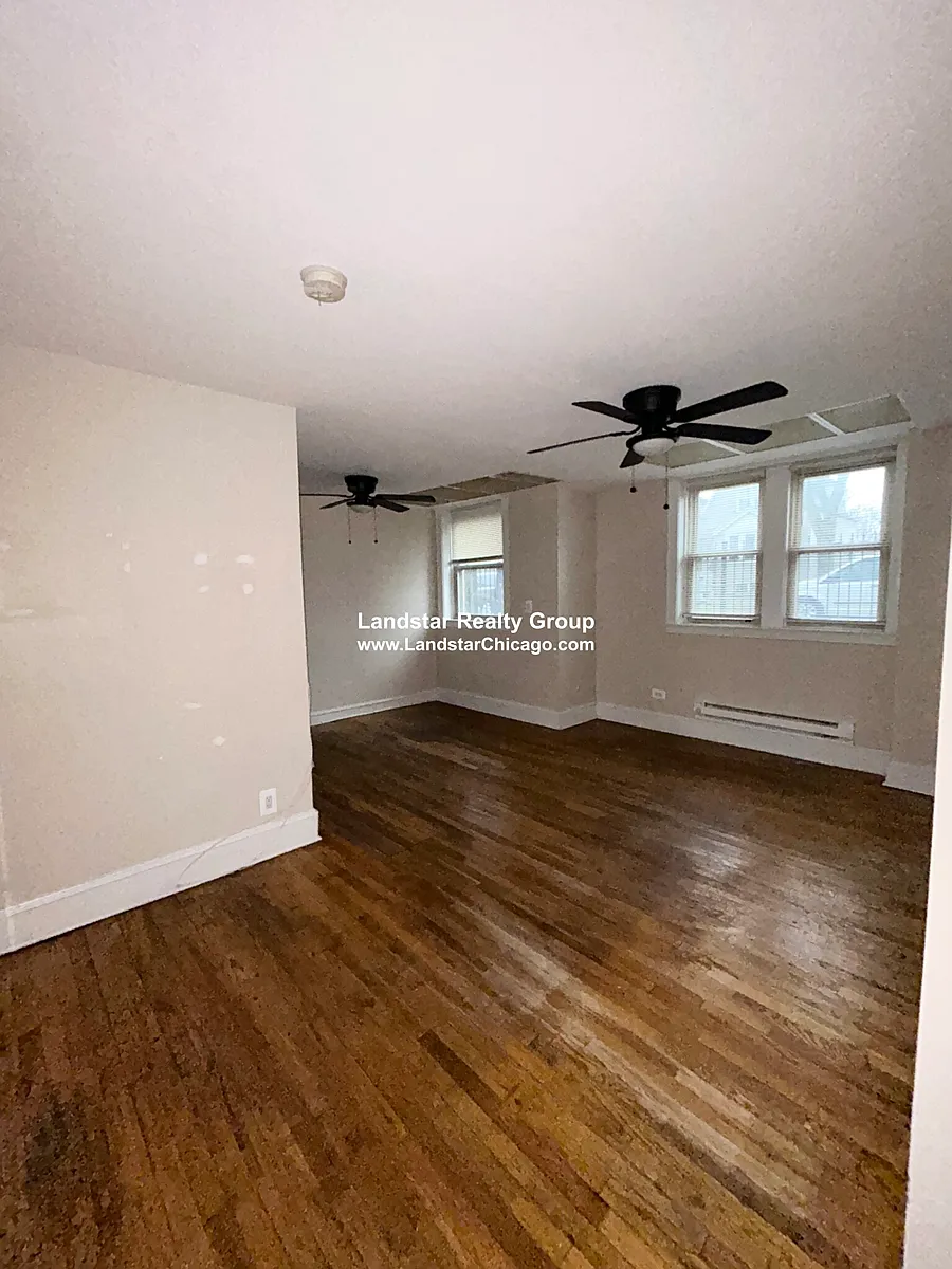 Building Photo - 2859 W Berteau Ave #G