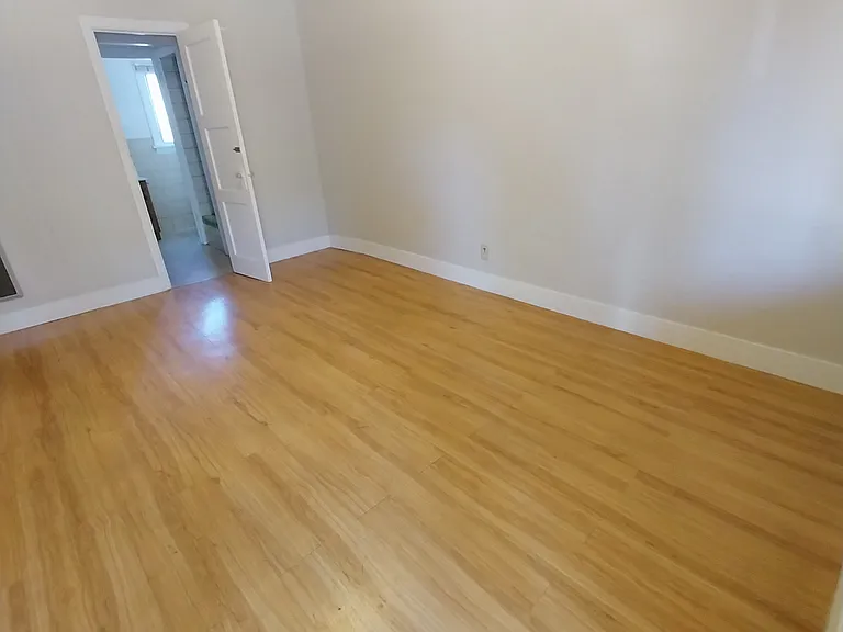 902 3rd St #6 — Photo 3