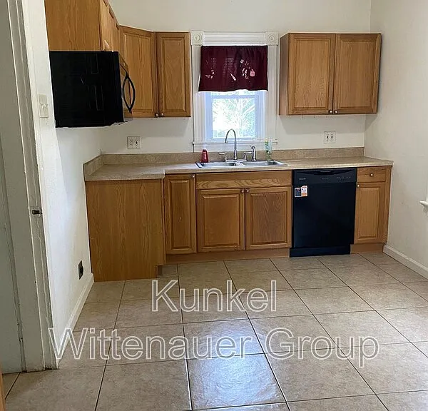 821 Edward St — Photo 5