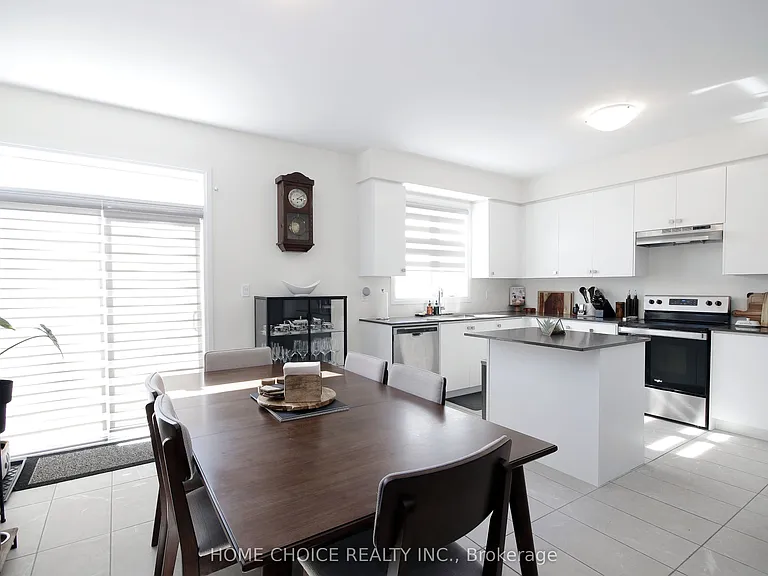 32 Ferragine Cres — Photo 9