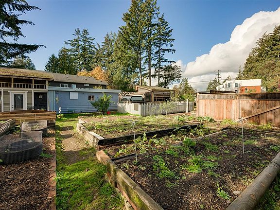 3rd image of 2329/2333 Sooke Rd