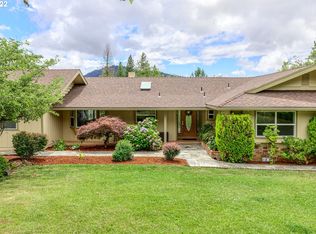 695 Meadow Lark Dr, Grants Pass, OR 97526