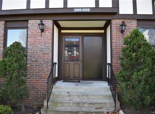 300 Sierra Vista Ln, Valley Cottage, NY 10989