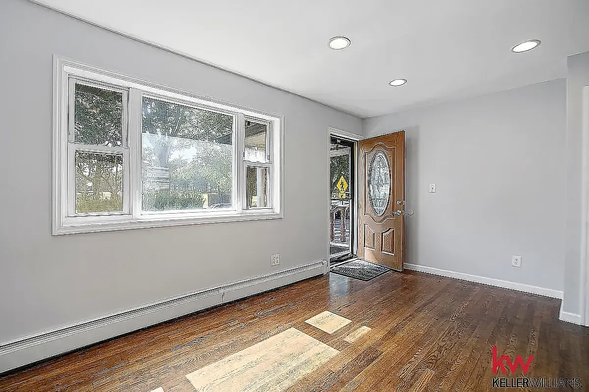 118-27 Lakeview Boulevard East — Photo 1
