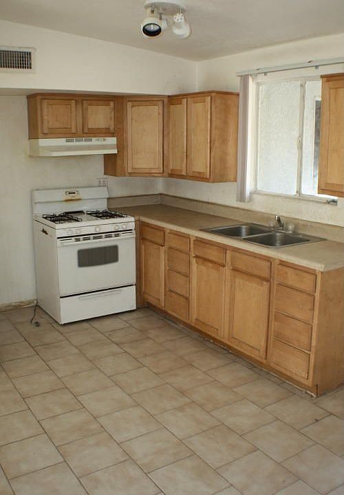 2nd image of 628 E Melrose Dr