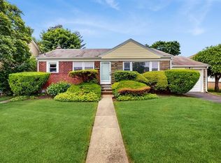 29 Melanie Ln, Syosset, NY 11791