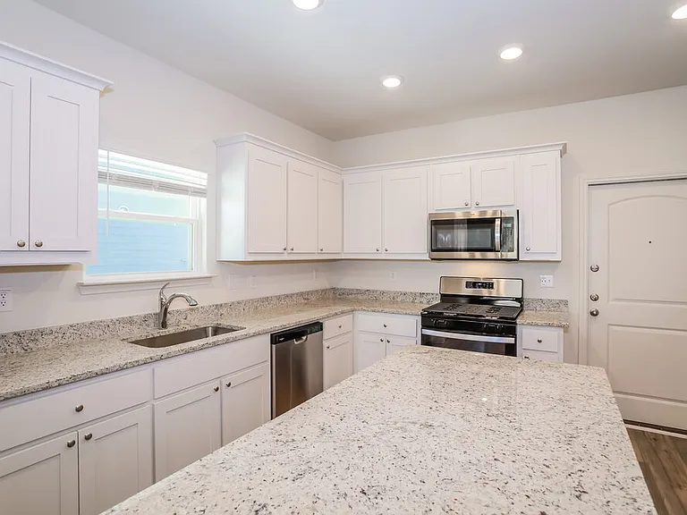 220 Marsh Ln — Photo 8