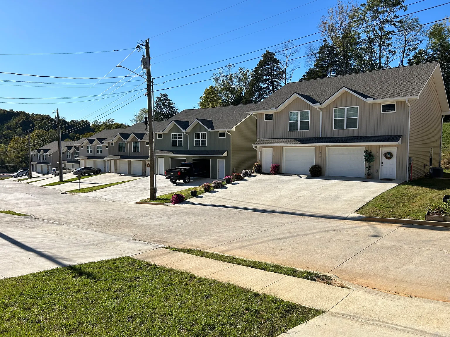 3 bed, 2.5 bath, 1300 sqft, $1,695 — Photo 2