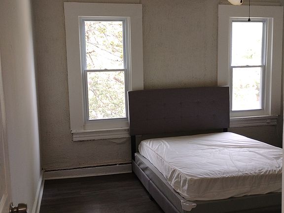 Semi furnished premium/large back bedroom. $950 a month