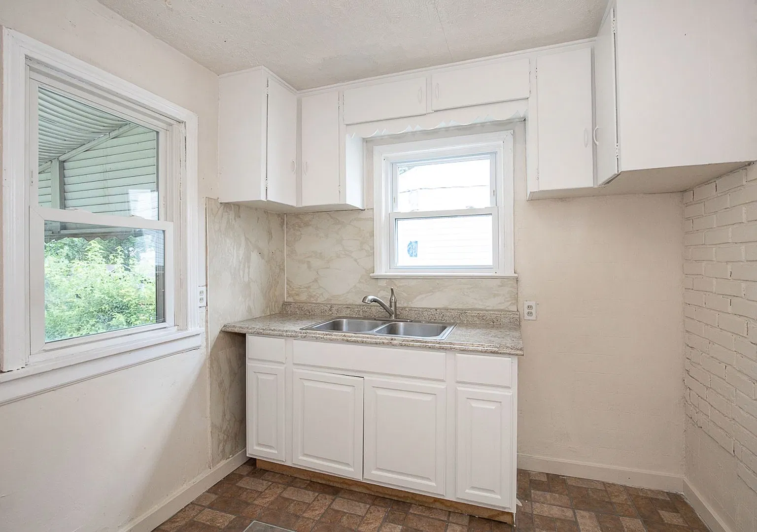 3 Bed 1 Bath Beautiful Single Family Home In Cleveland! — Photo 3