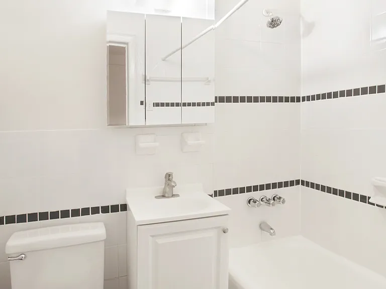 111 W 16th St #1K — Photo 3