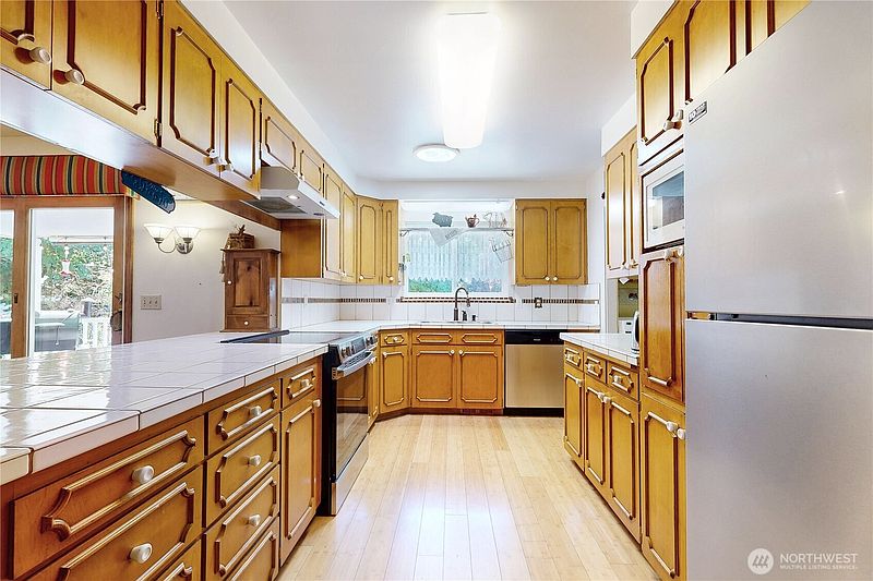 3rd image of 412 SW Parkview Street
