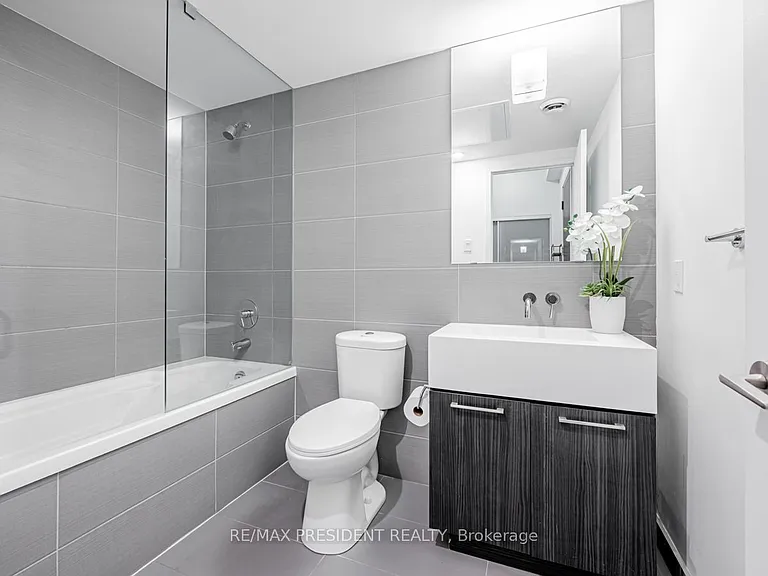 560 King St W #1005 — Photo 10