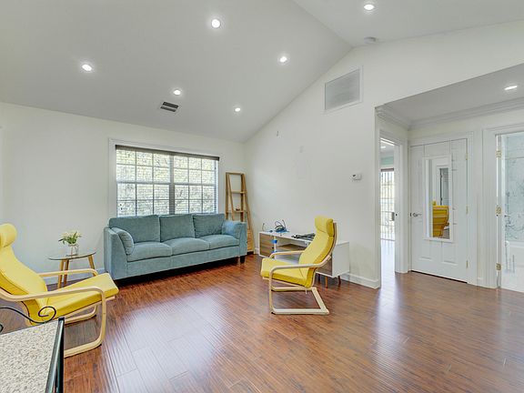 4th image of 1616 SE Green Acres Circle #204