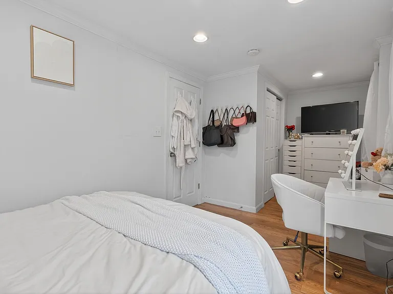 135 W Seventh St — Photo 19
