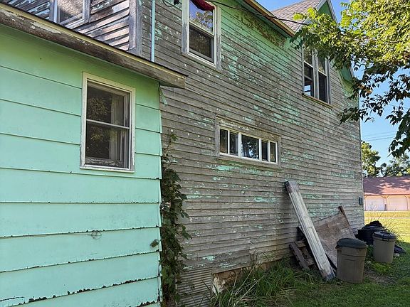 4th image of 560 Main St
