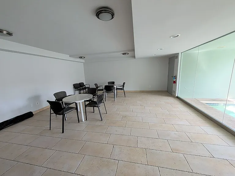 415 Montana Ave — Photo 29