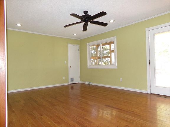 3rd image of 900 Spelman Dr