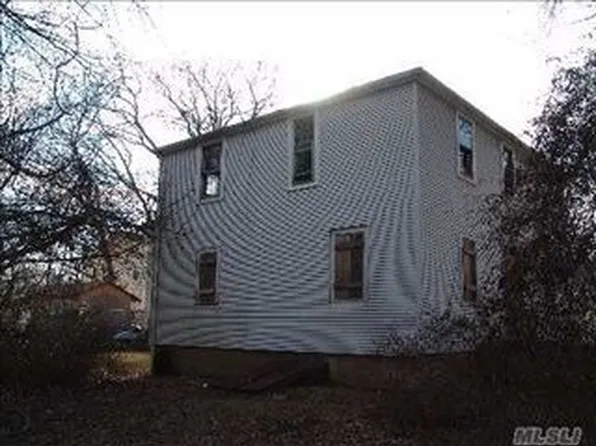 94 Glenmalure St, Amityville, NY 11701