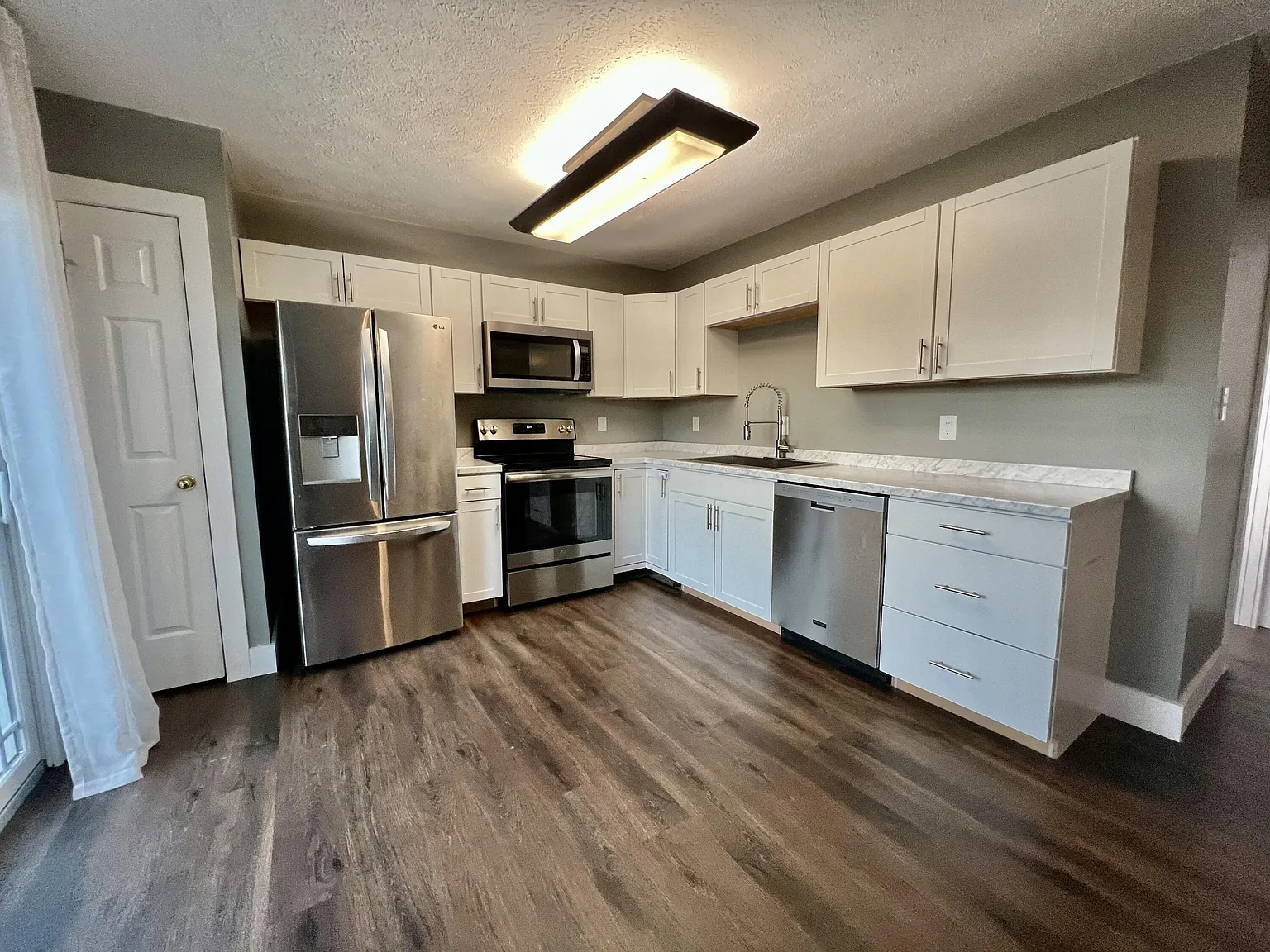 3 bed, 2.5 bath, 1642 sqft, $1,900 — Photo 4