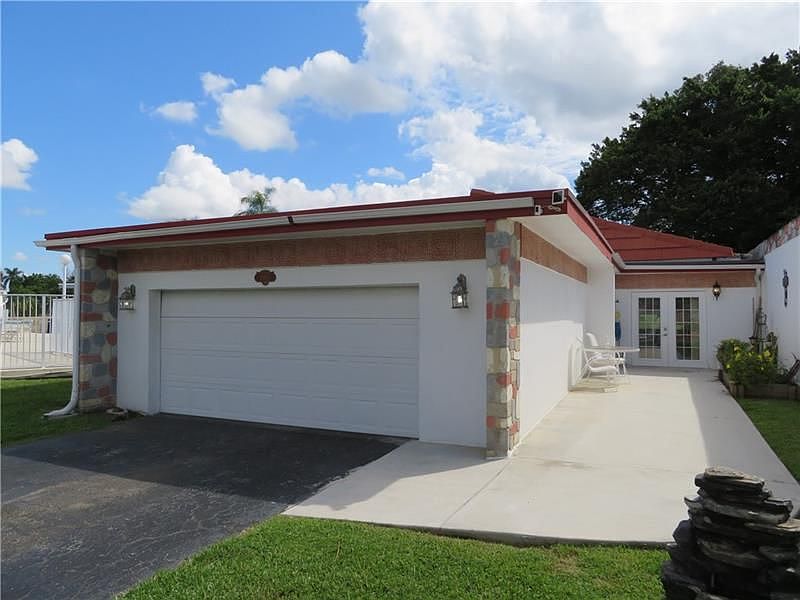 1st image of 16500 Country Club Cres