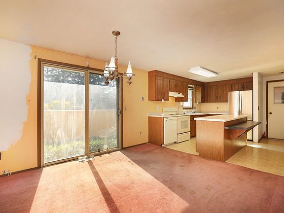 4th image of 631 Zeh Ave