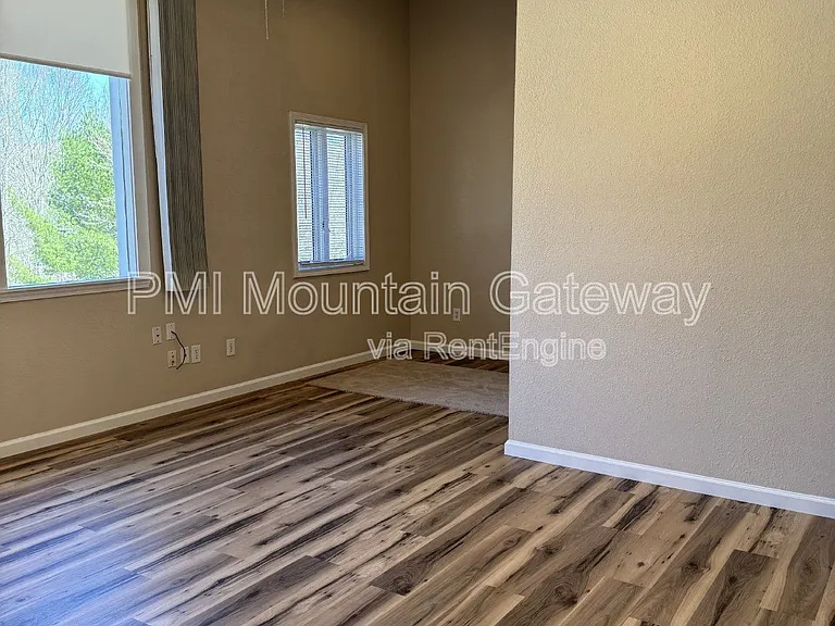 131 Primrose Dr #B — Photo 3