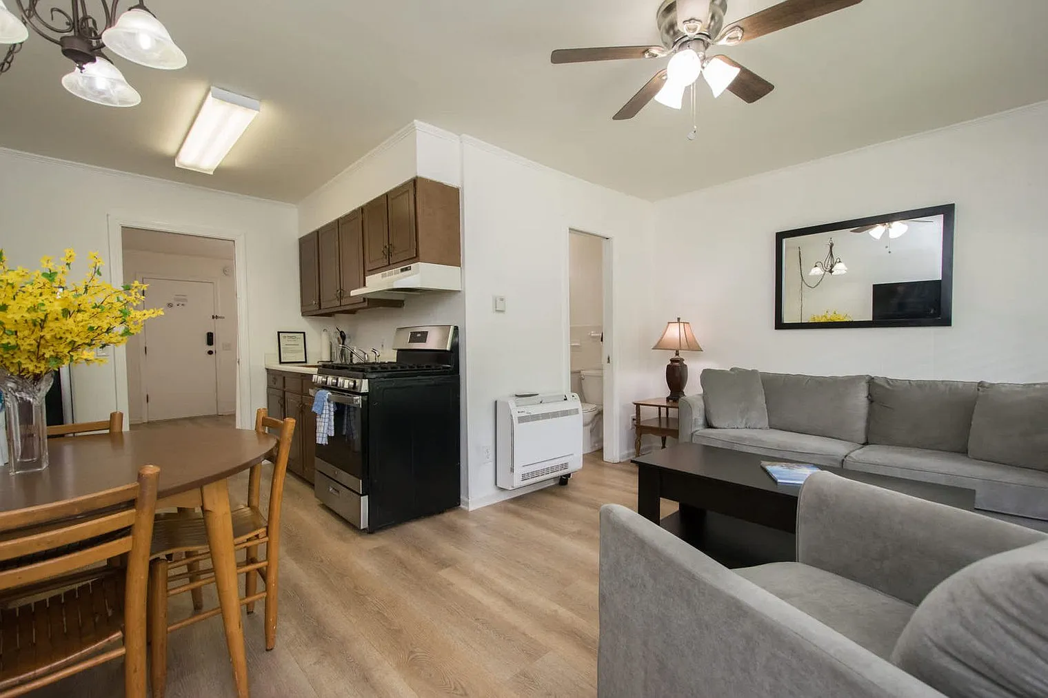 1 bed, 1.0 bath, 592 sqft, $2,213 — Photo 2