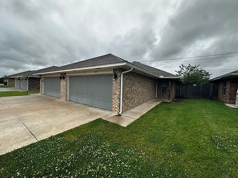 1419 Macalpine St — Photo 3