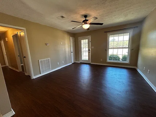 3 bed, 1004 sqft, $1,450 — Photo 3