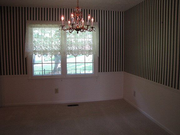 4th image of 415 Melody Ln